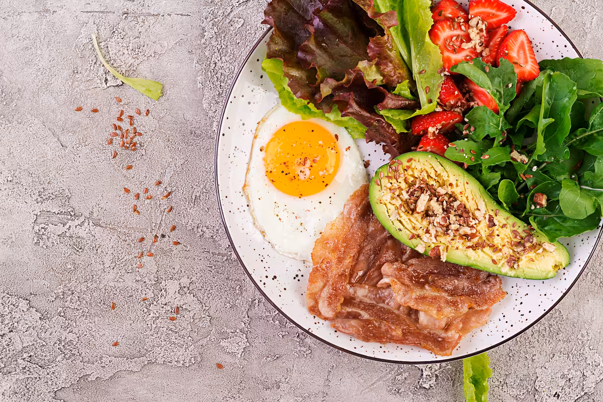 Meniu keto: ou, avocado, bacon, căpșuni și verdețuri – exemplu de farfurie DiKeto