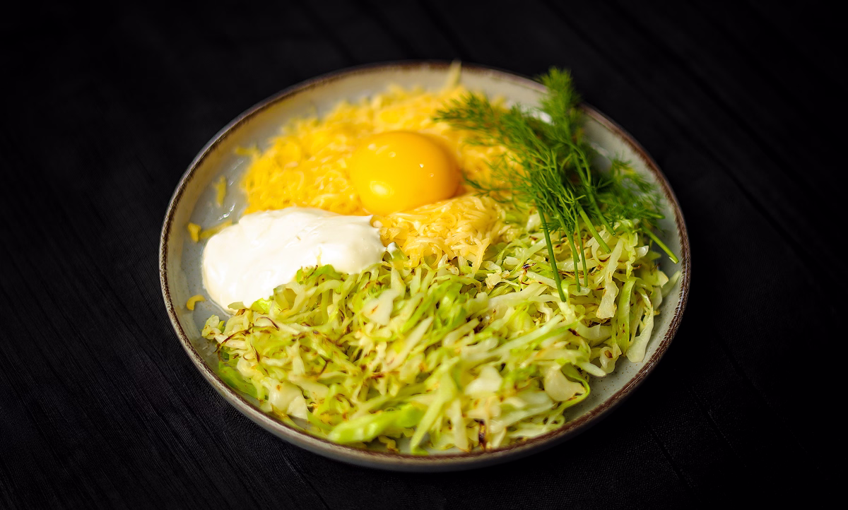 Ingrediente pregătite: varză, ou, cașcaval, smântână și mărar