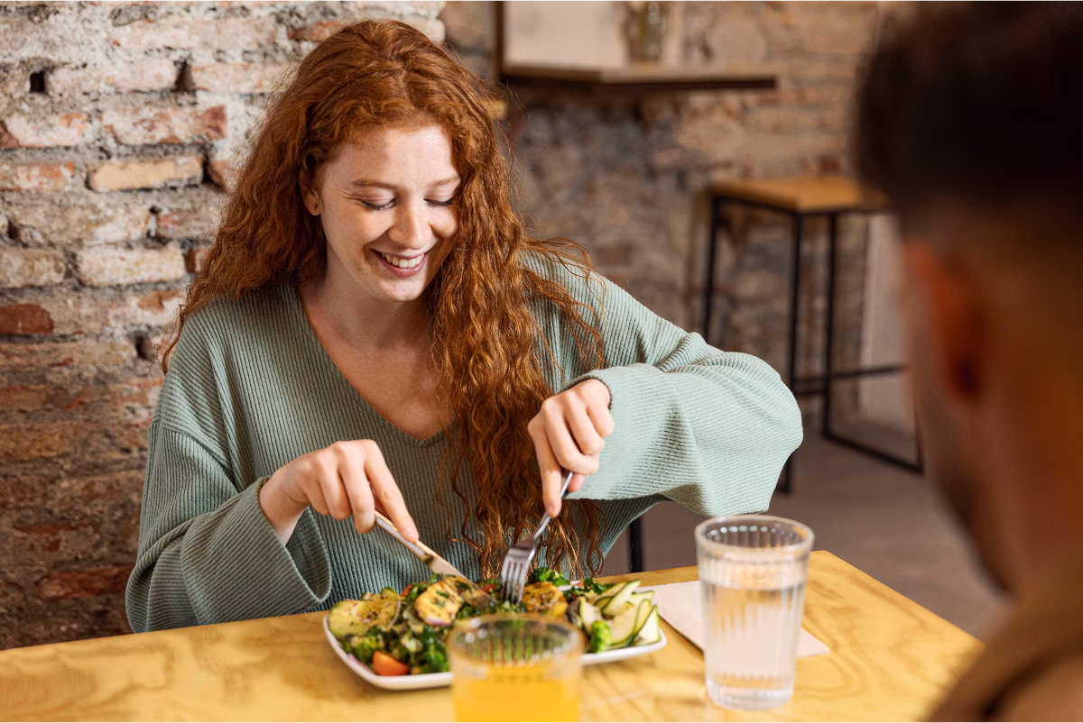 Cuplu fericit mâncând mâncare sănătoasă
