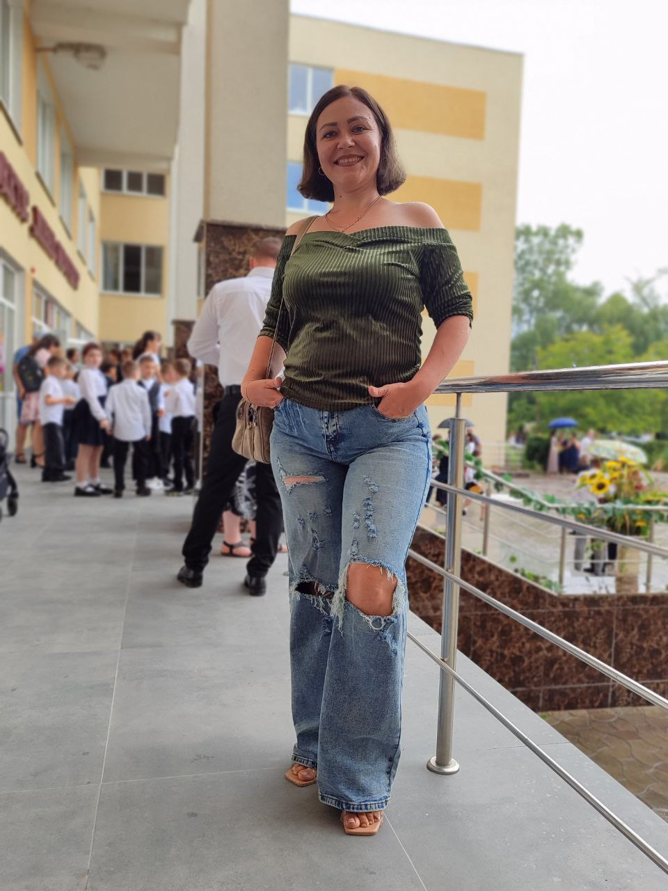 Femeie înainte și după transformare, radiind încredere și bucurie după procesul de slăbire.