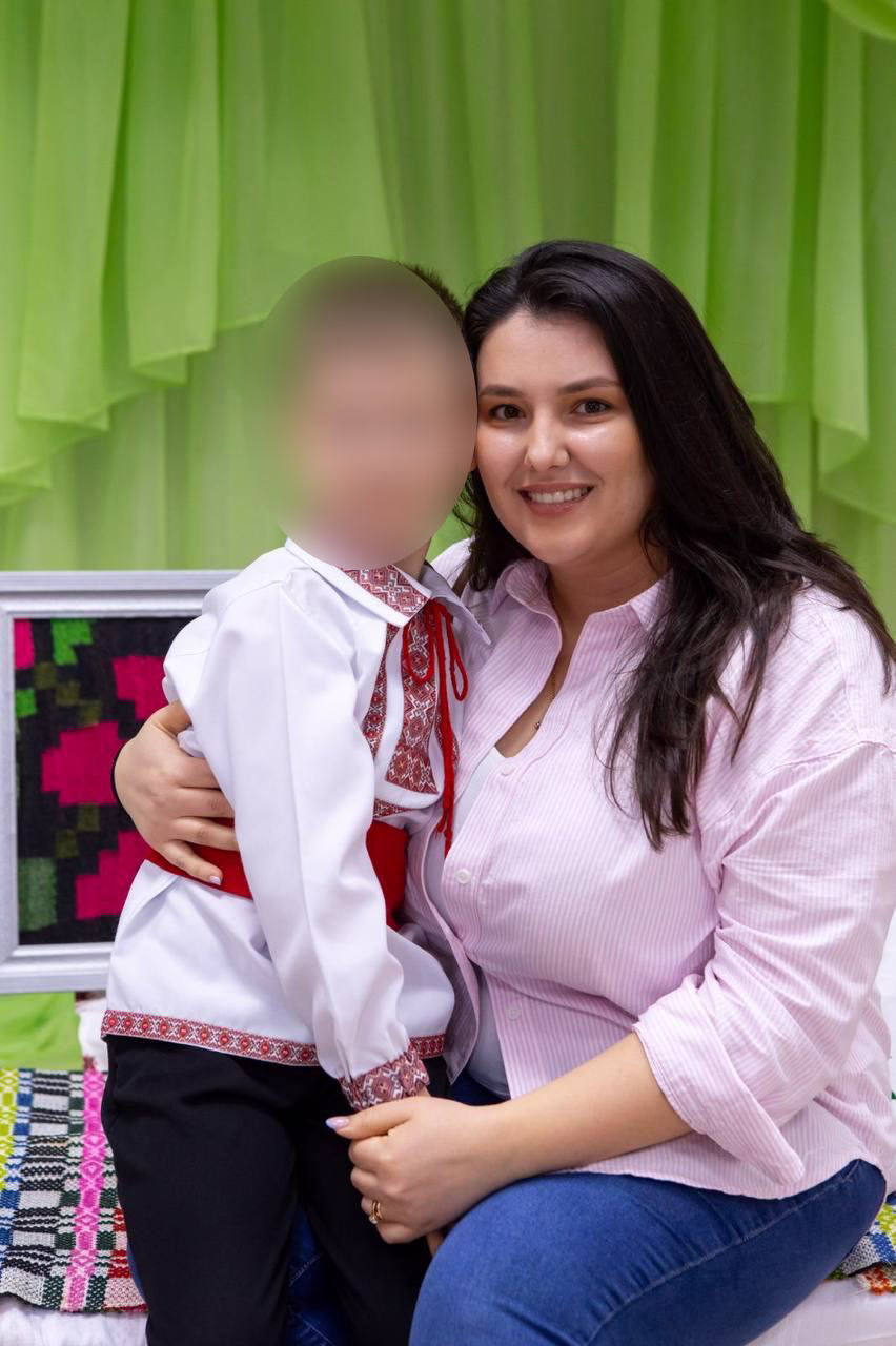 Женщина до похудения, в брюках и рубашке, вместе с сыном.