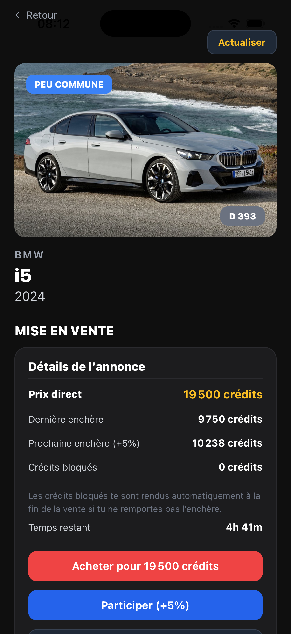 Voiture BMW i5 2024 blanche garée près de la mer avec informations de vente et prix en crédits à l'écran d'une application mobile.
