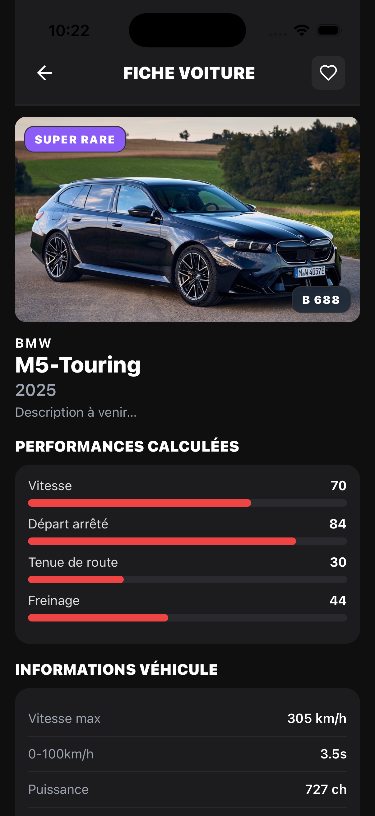 BMW M5-Touring 2025 noire garée sur une route de campagne, étiquette violette 'Super Rare'.