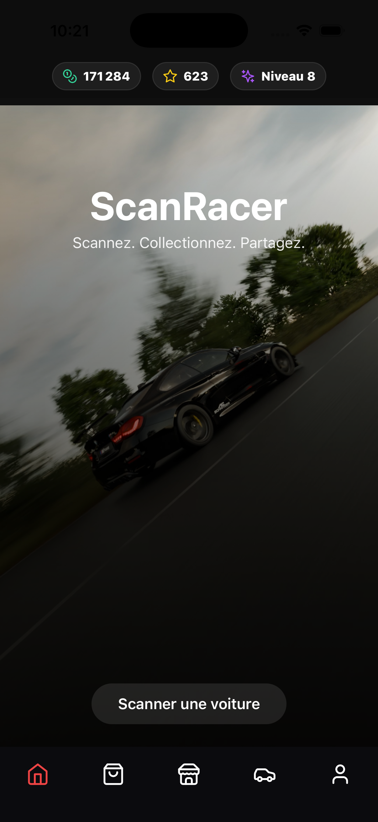 Écran d'accueil de ScanRacer avec une voiture noire en mouvement sur une route bordée d'arbres et un bouton 'Scanner une voiture'.