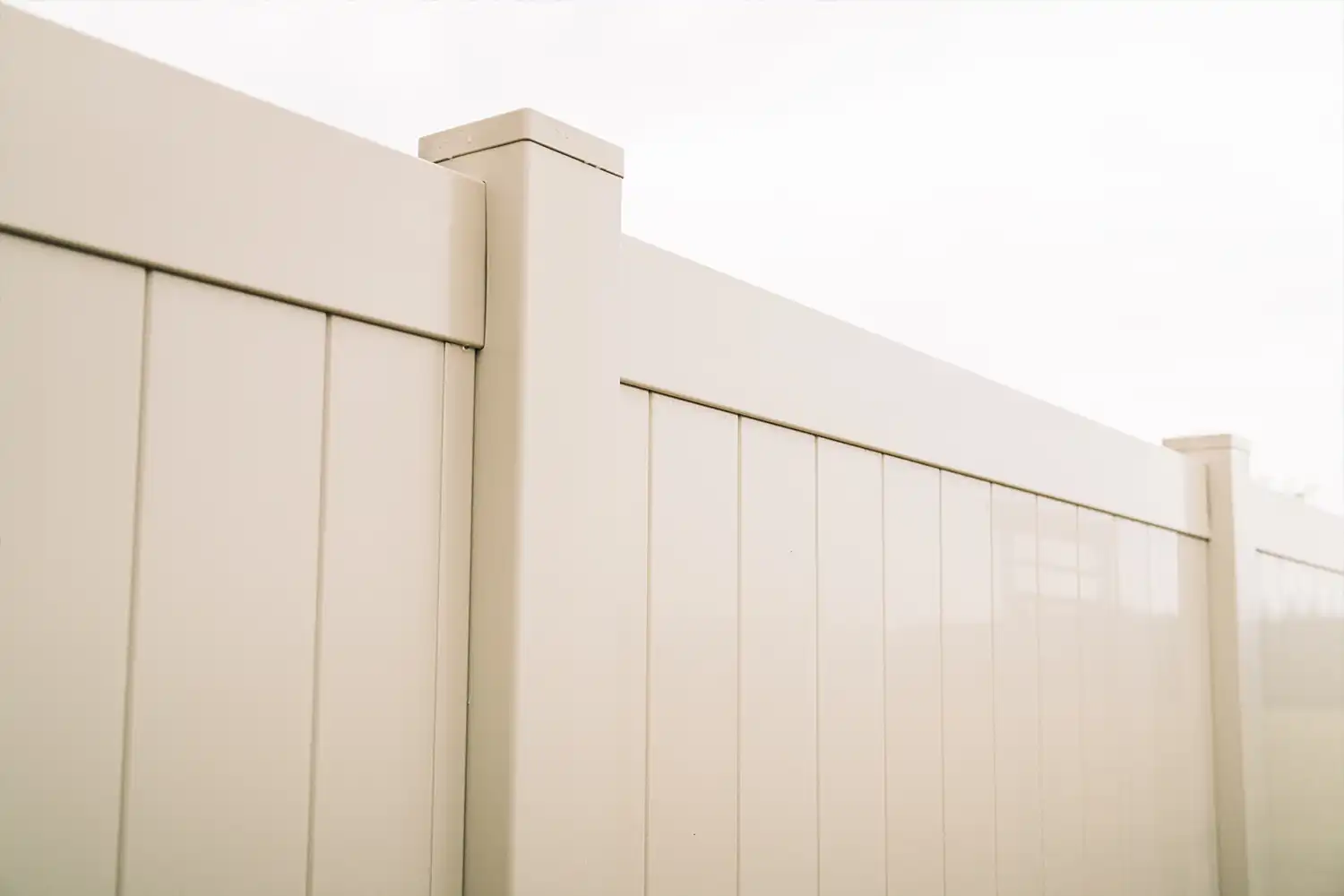 Tan vinyl privacy fence, a common HOA-approved choice in Farragut, Tennessee