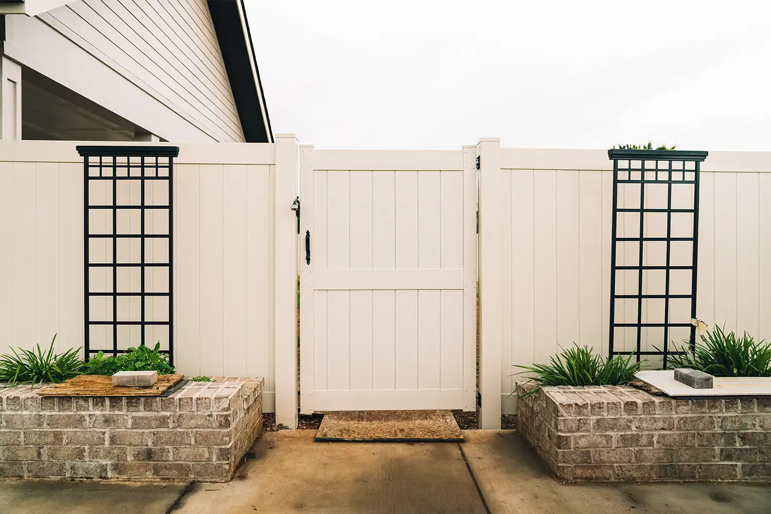White vinyl privacy fence installed in East Tennessee
