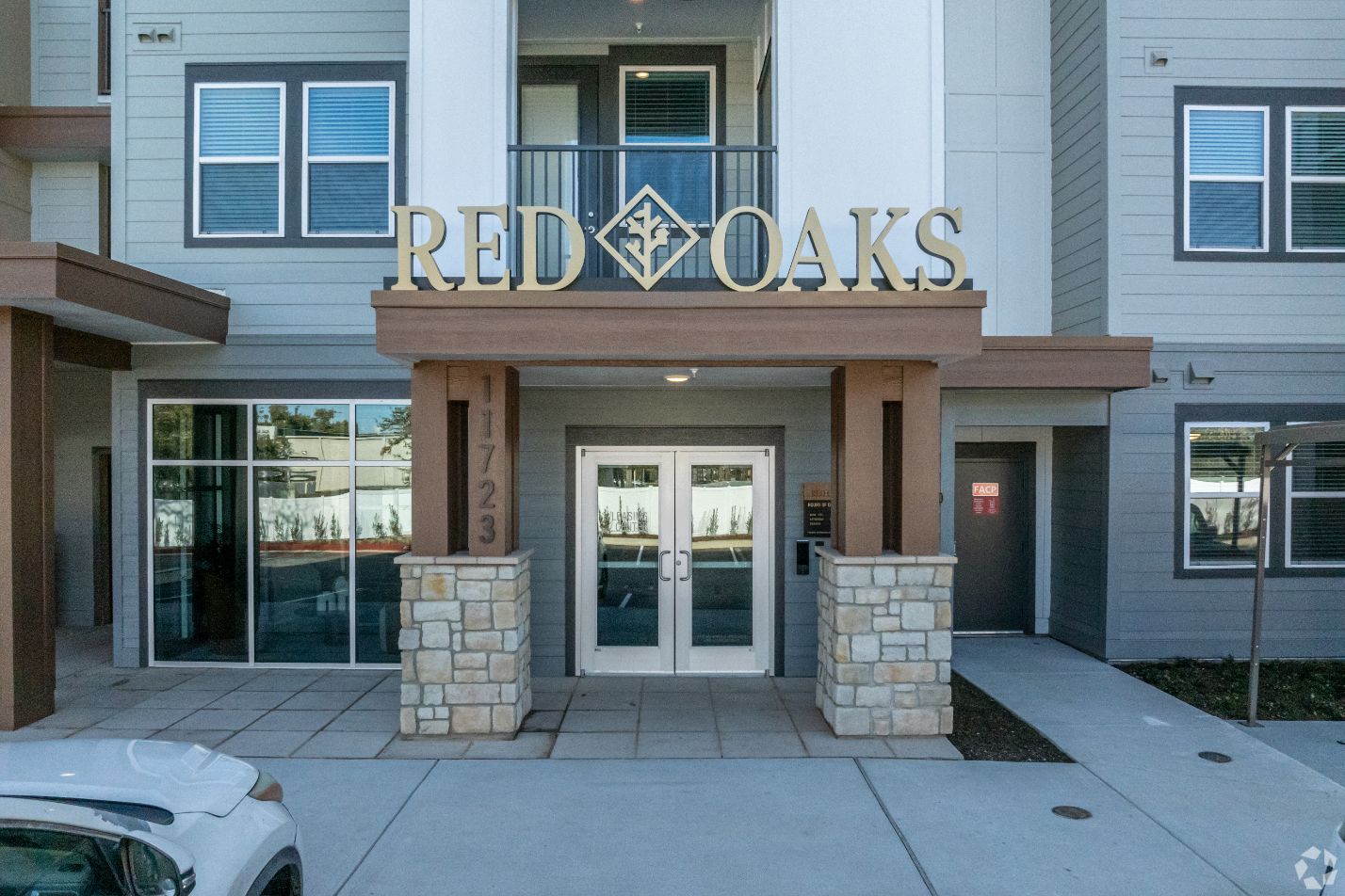 Red oaks leasing off exterior