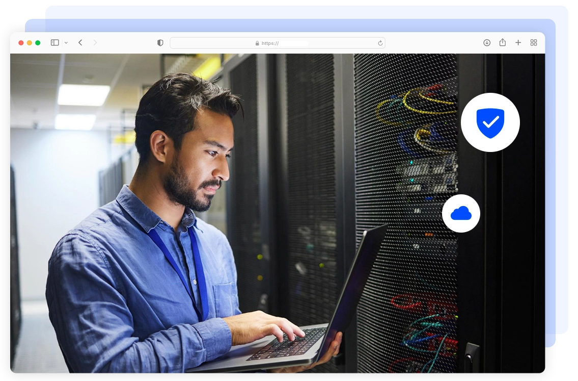 Barbat imbracat cu camasa albastra lucrand la laptop intr-o sala de servere. Iluminare puternica, expresie concentrata. Peste imagine apar iconite cu bifa si nor.