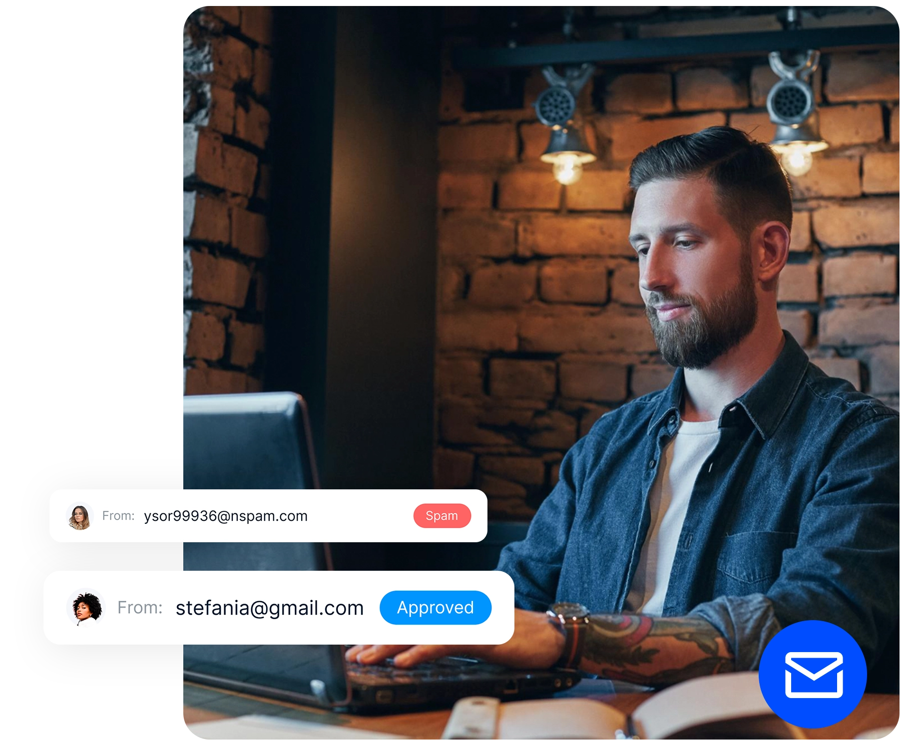 Barbat cu barba lucrand la laptop intr-o cafenea cu pereti de caramida. Peste imagine apar doua notificari de email: una marcata „Spam”, cealalta „Aprobat”. Tonul este concentrat.