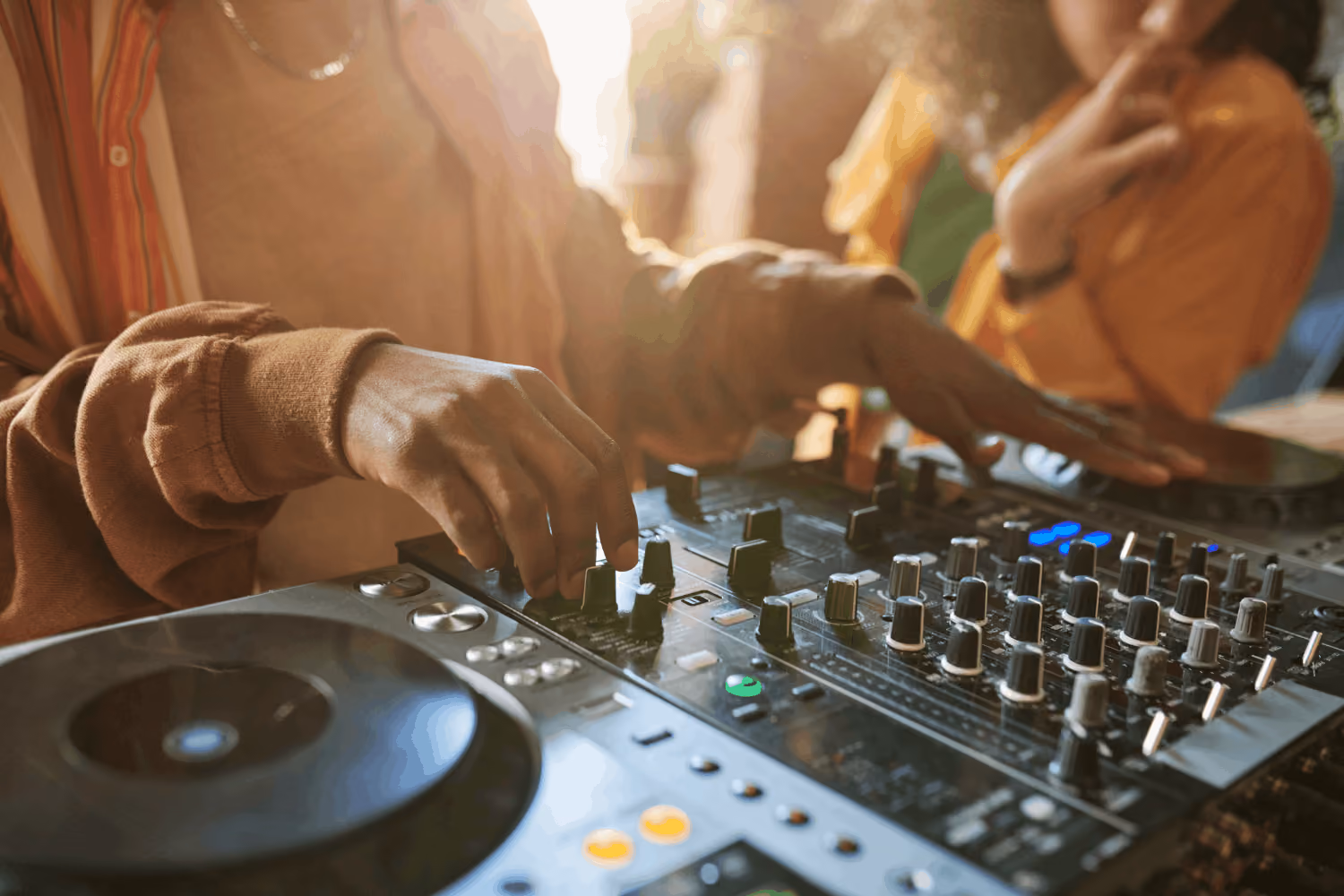 dj pult mit Menschen im Hintergrund