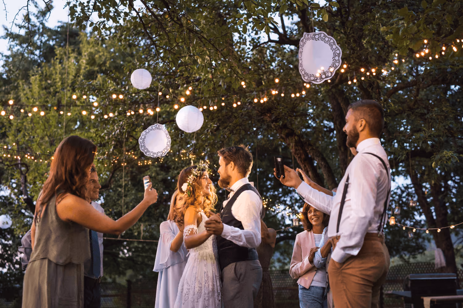 Menschen, die eine Hochzeit feiern