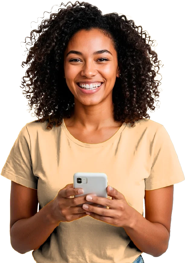 Mulher sorridente com camiseta amarela segurando um smartphone branco.