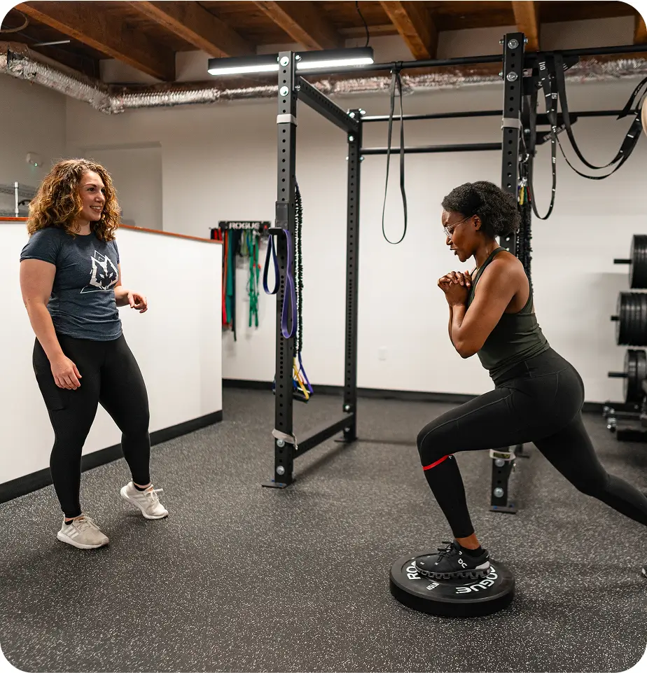 difference 4 - paulina with patient doing a lunge