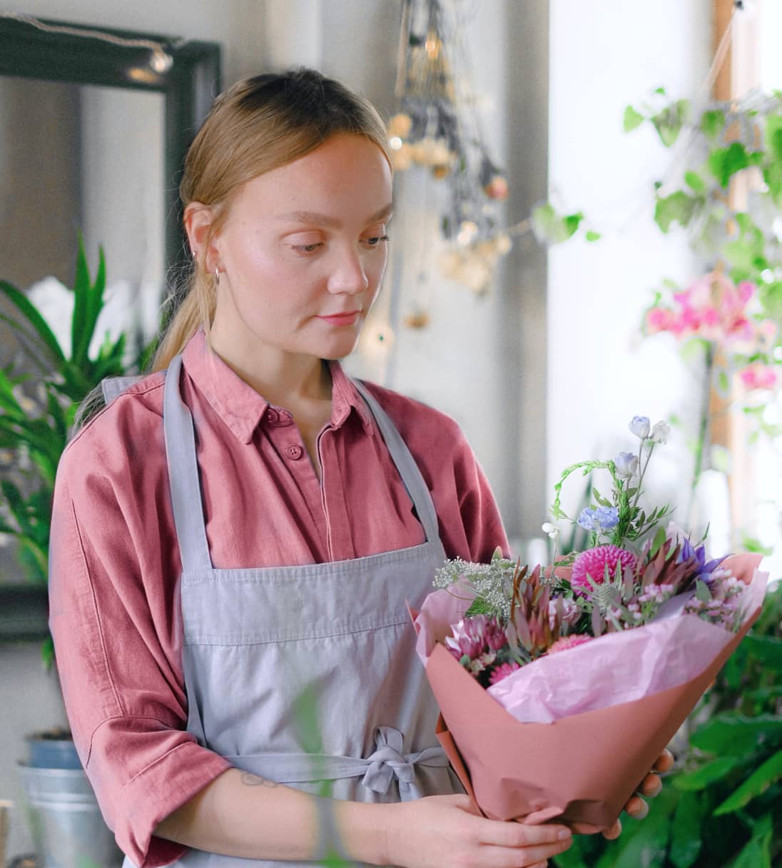 Visit Us Woman Bouquet - Flowers X Webflow Template