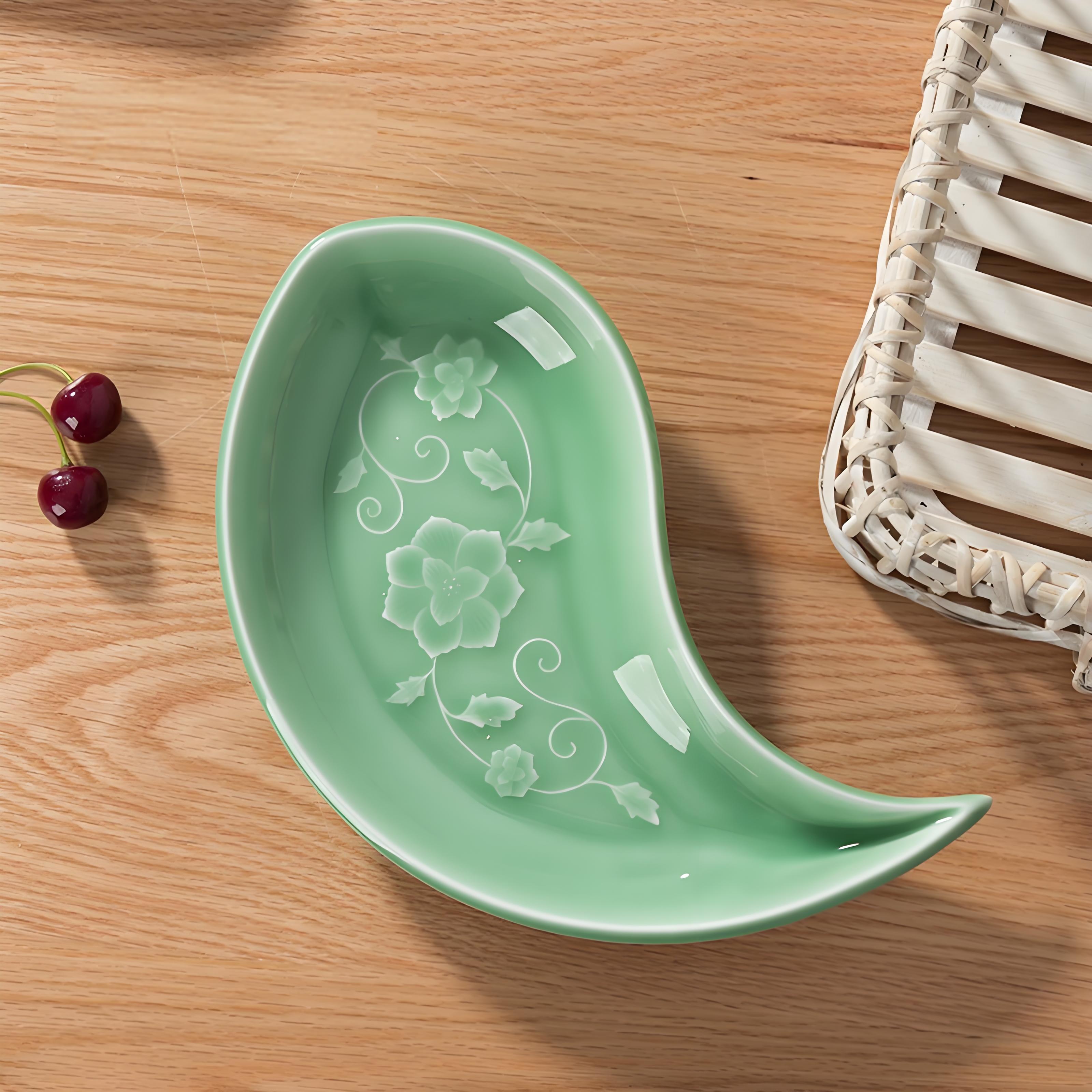 Moon-Shaped Calm, Table-Side Grace