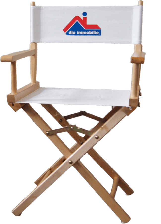 Regiestuhl mit dem Logo von die Immobilie auf der Rückenlehne