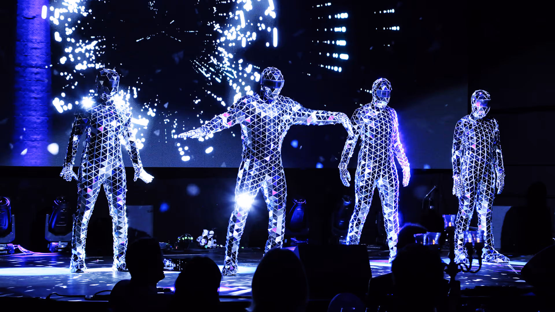 Mirror Showact – Spiegelanzug Performance für Firmenfeier, Gala & Marken-Event