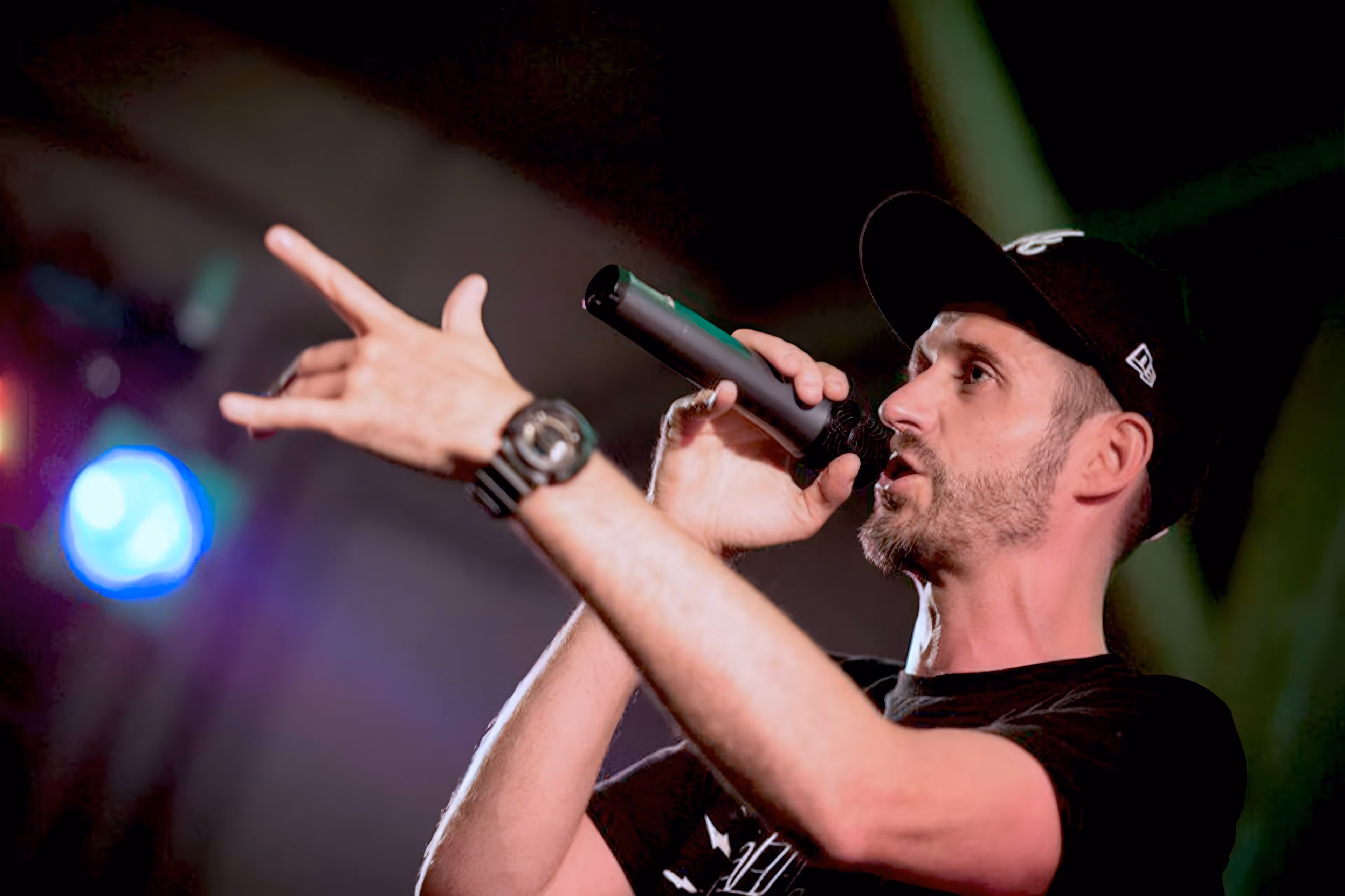 Rapper Showact live auf Firmenfeier mit energiegeladenem Publikum