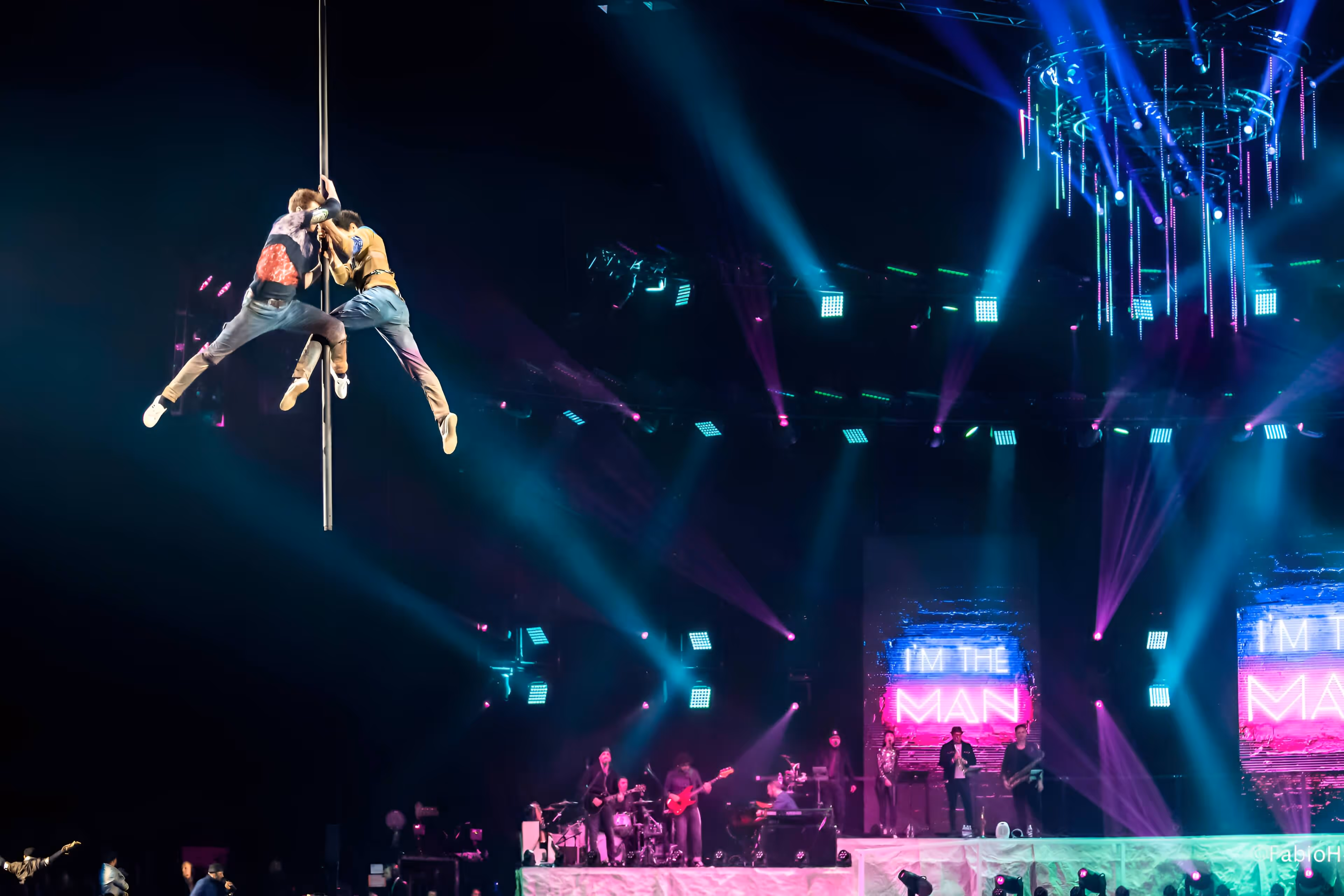 Flying Pole Showact – Luftartistik Performance für Gala & Brand Events