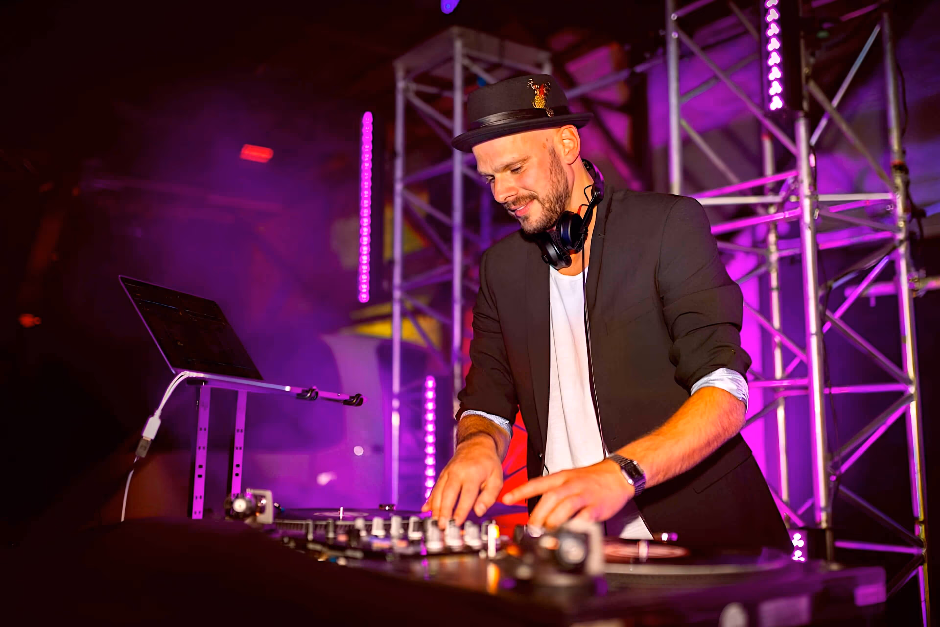 DJ Showact – Live DJ Performance für Event Party & Gala Night