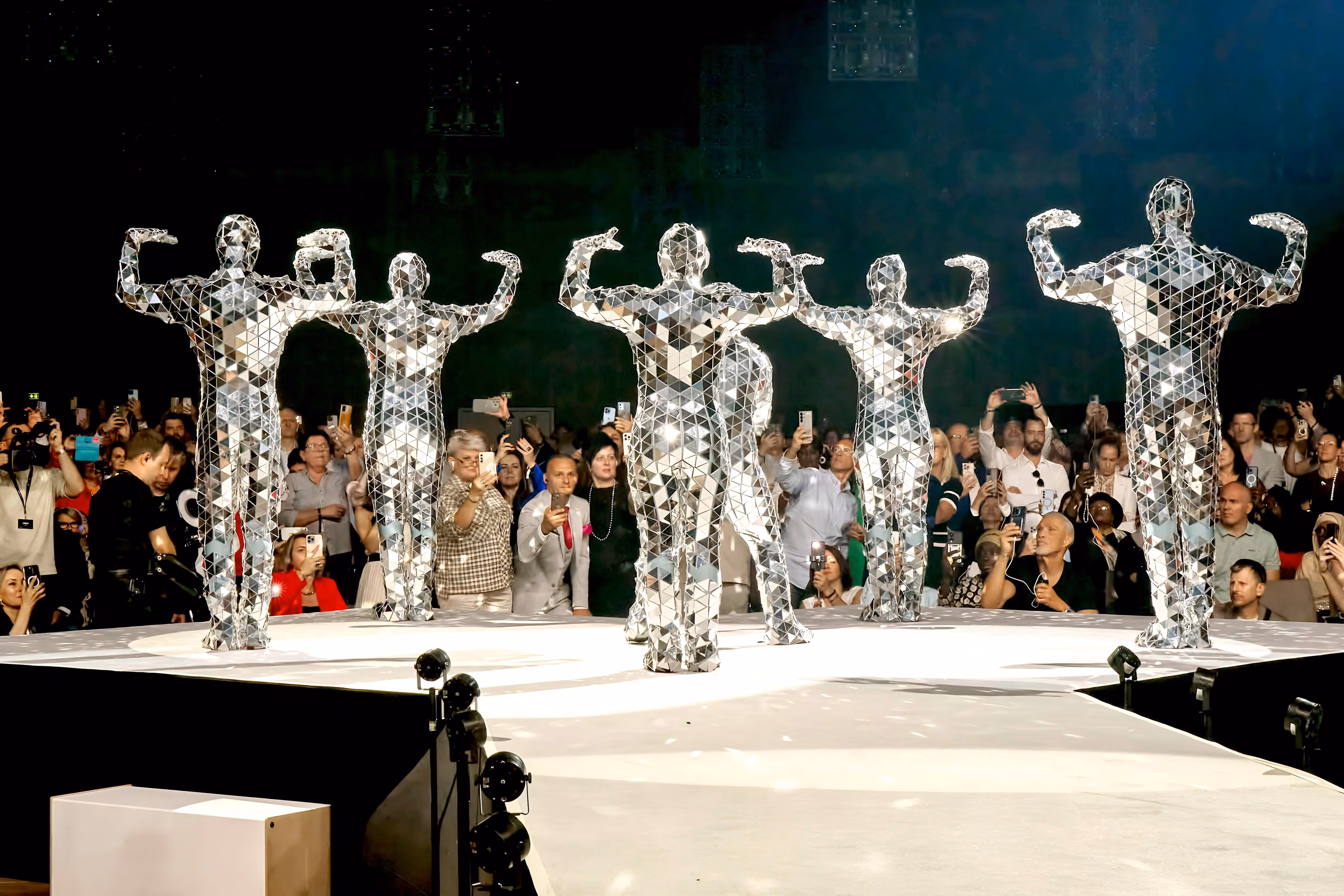 Tänzer in Kostümen. Wir nennen Sie Spiegelmenschen oder Mirror Dancer.