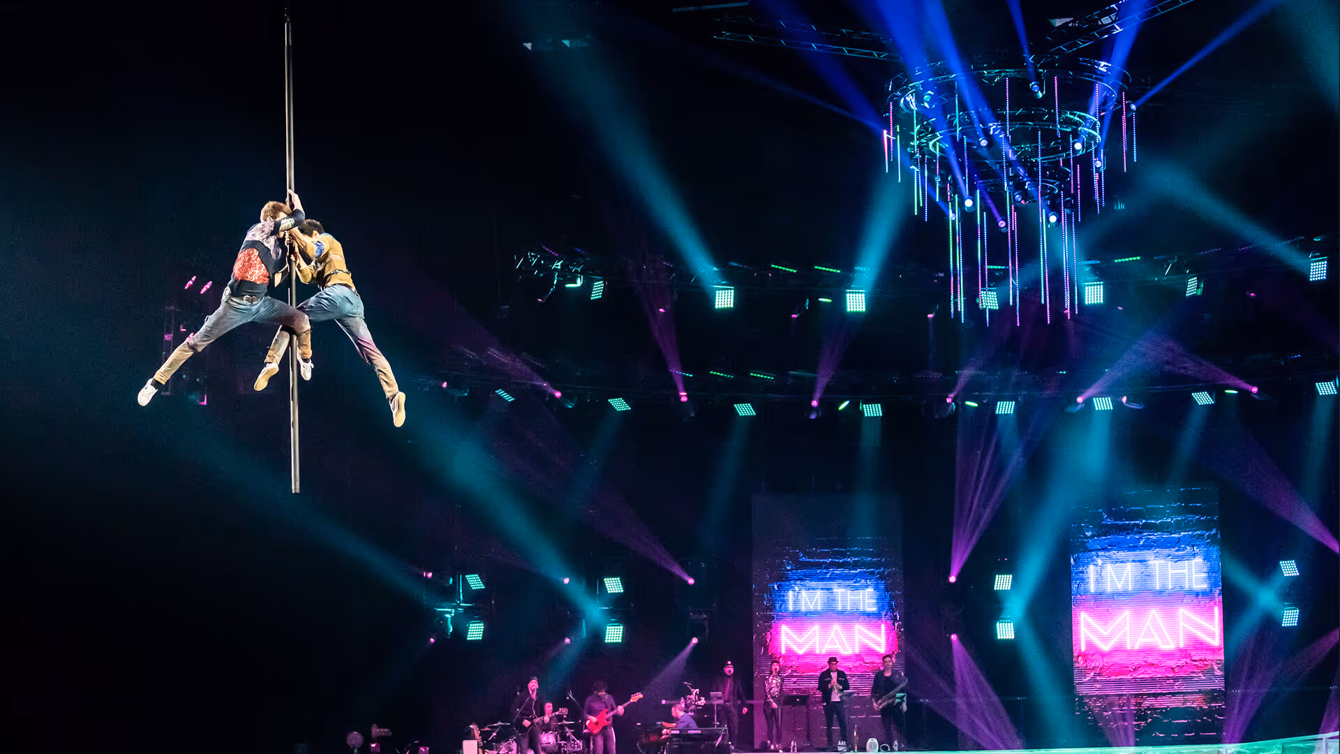 Flying Pole Showact – Luftartistik Performance für Gala & Brand Events