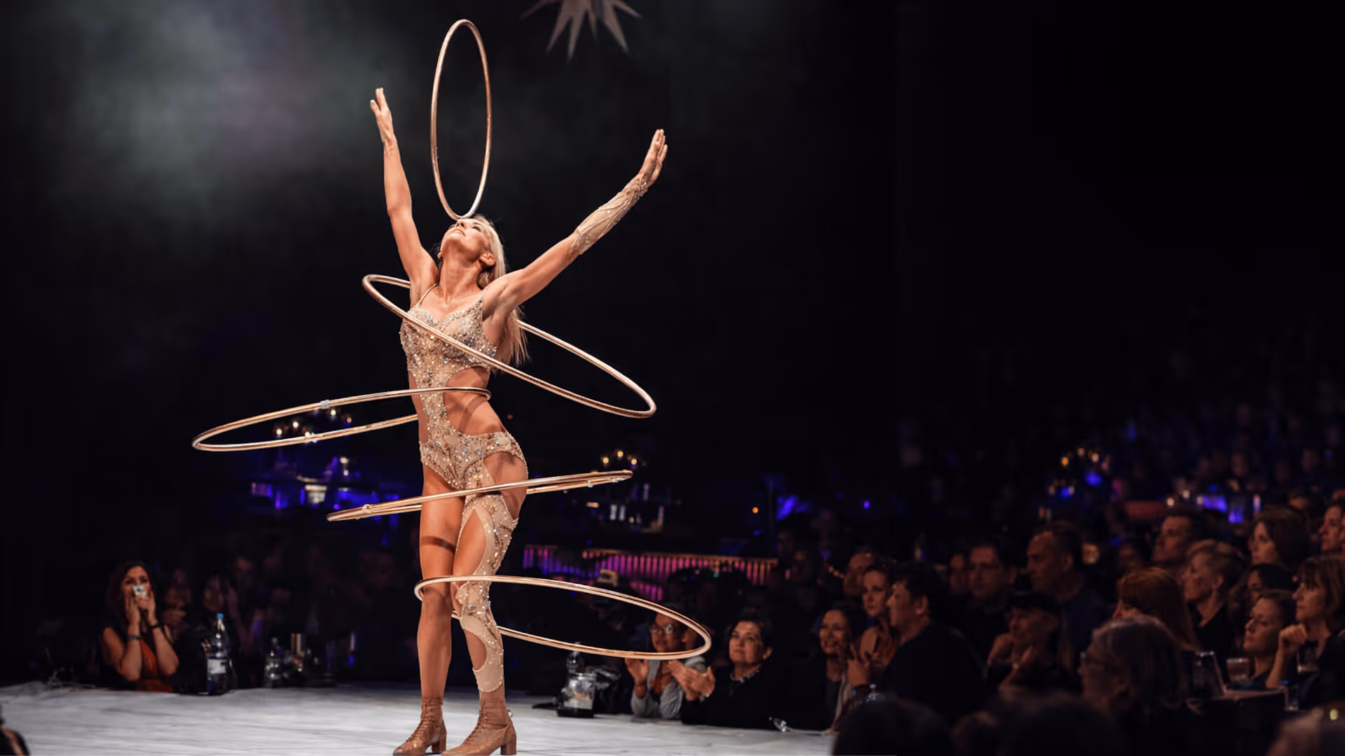Hula Hoop Showact – Artistik Performance Highlight für Gala Events