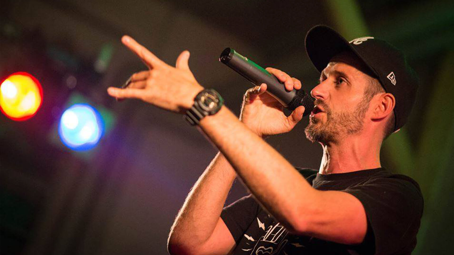 Rapper Showact live auf Firmenfeier mit energiegeladenem Publikum