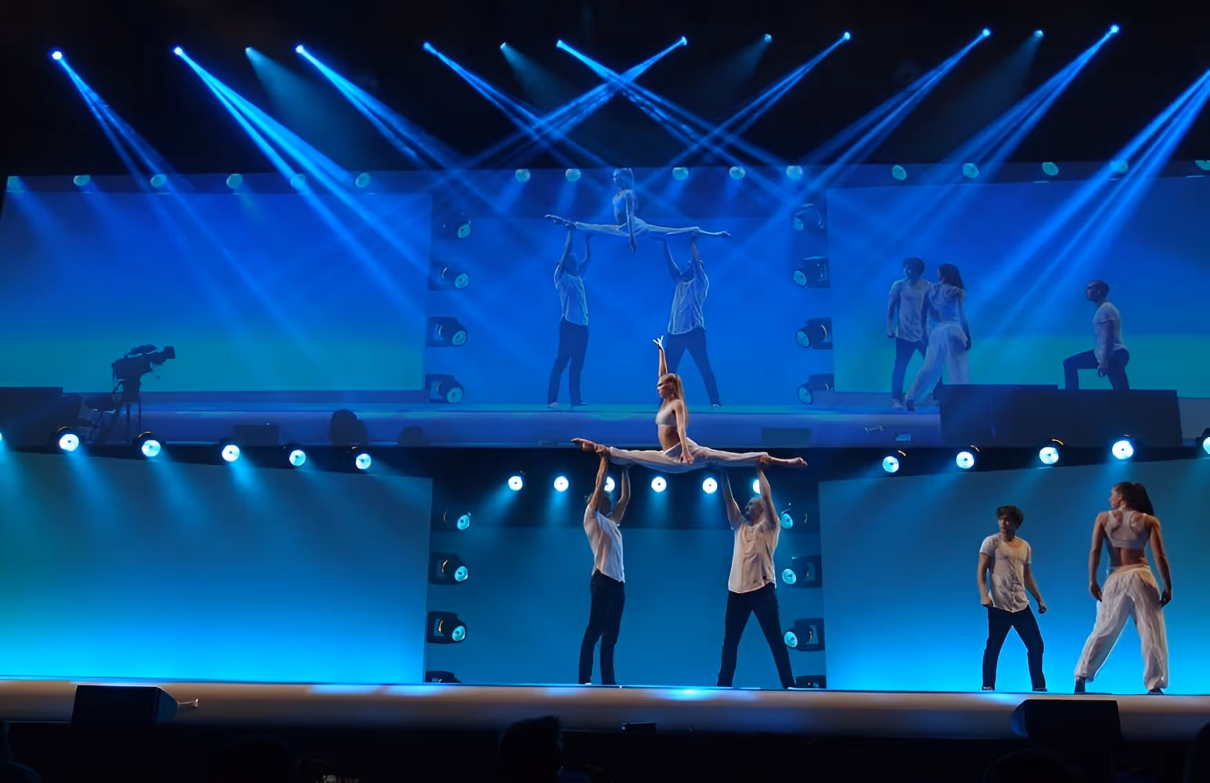 Airtrack Show mit Mehreren Artisten auf der Bühne