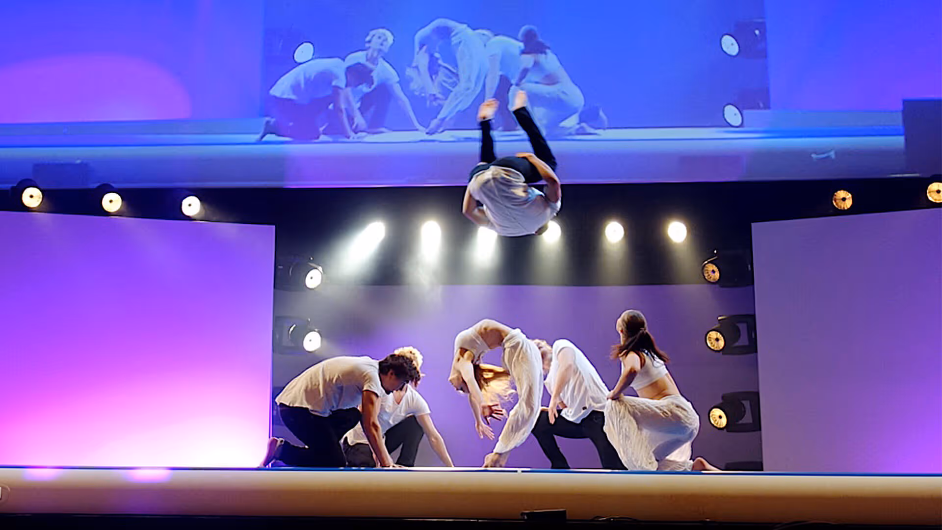 Artisten performen auf einer Airtrack und einer spring über die anderen