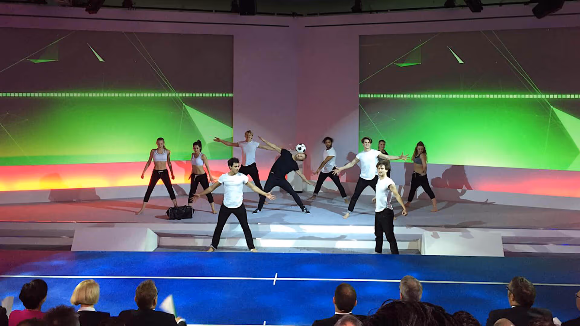 Sportlicher Showact mit einer Airtrack und Sprungakrobaten