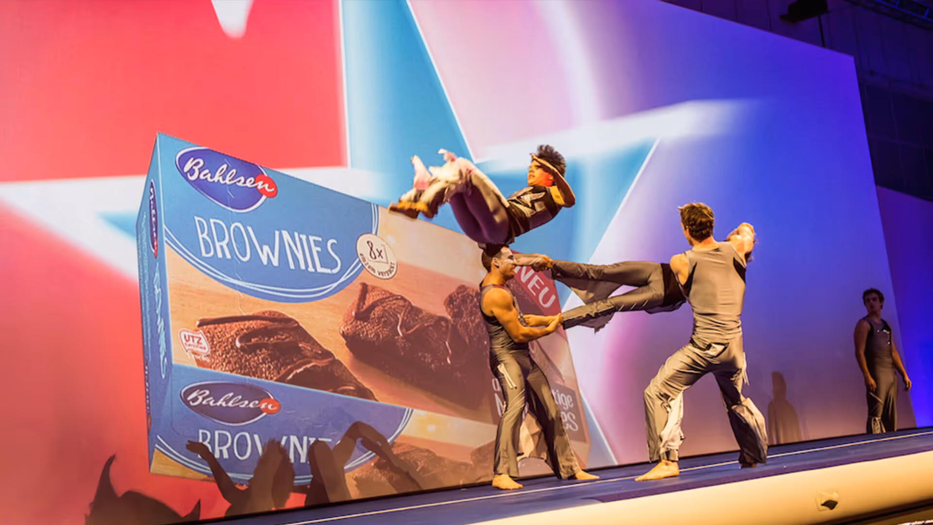 Airtrack Show Act für Bahlsen in Kostümen