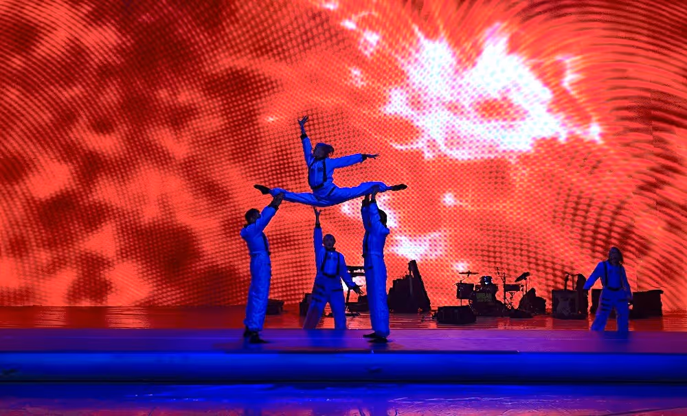 Künstler auf einer Airtrack mit Content im Hintergrund