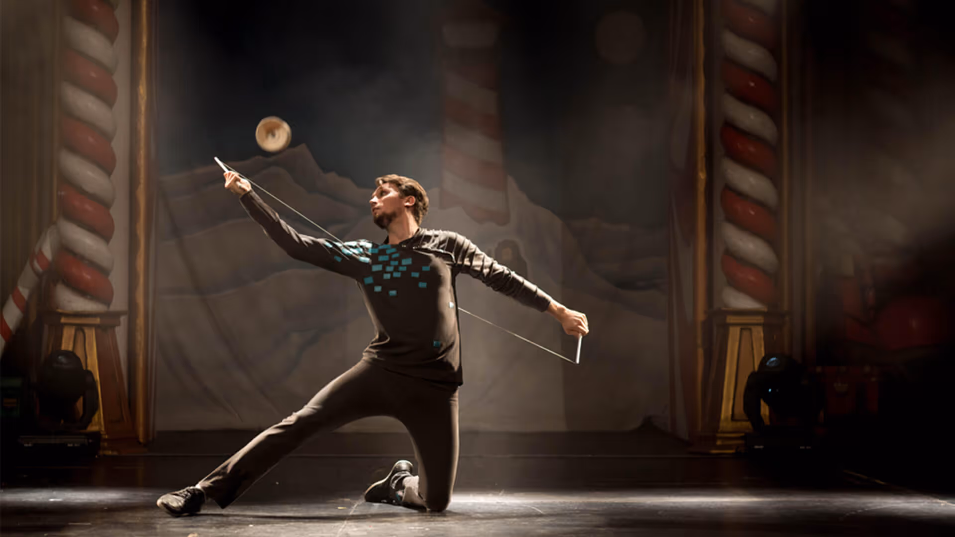 Diabolo Act mit einem Künstler auf einer Theaterbühne