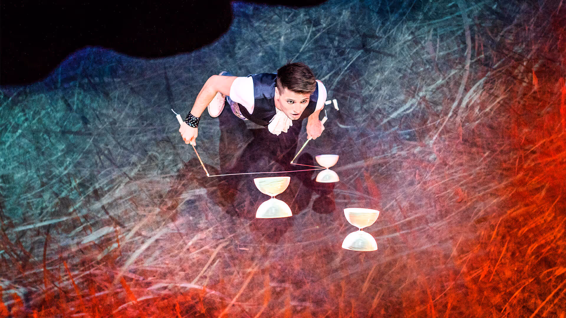 Diabolo jongleur mit drei Diabolos gleichzeitig