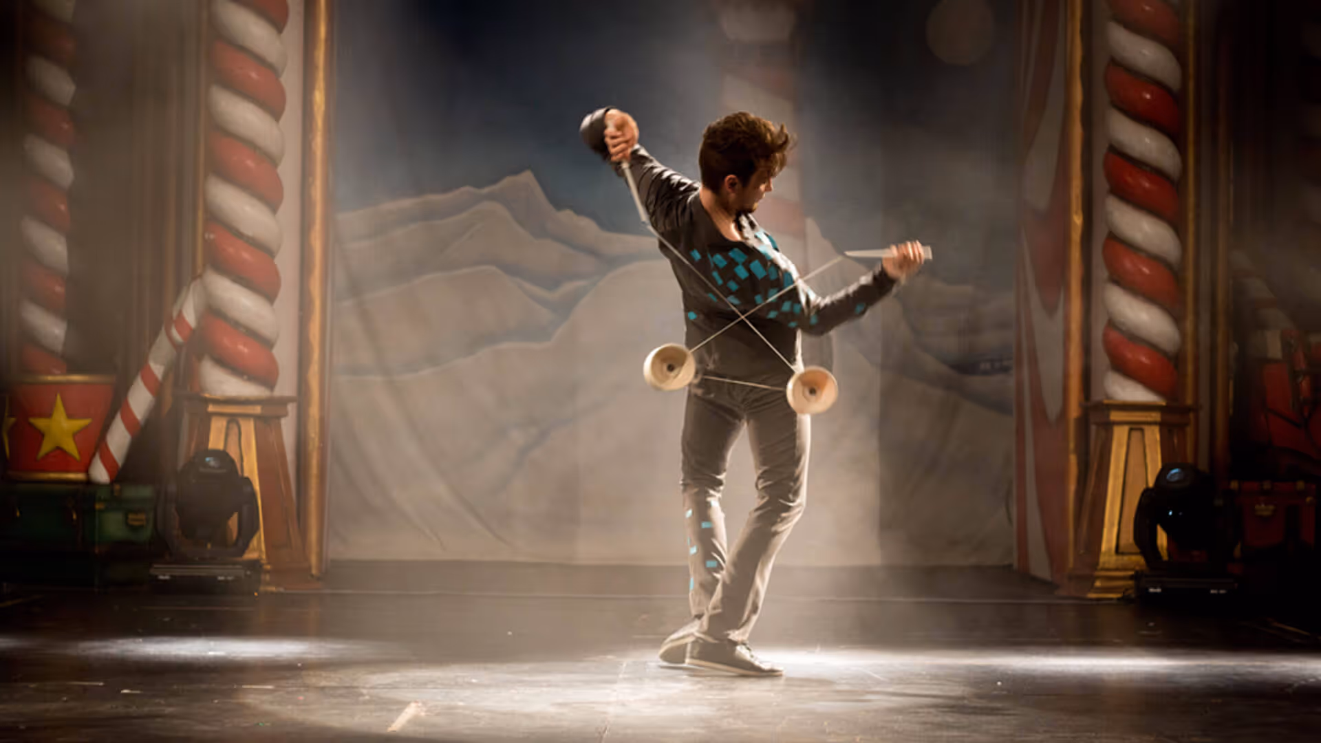 Zirkuskünstler mit einem Diabolo