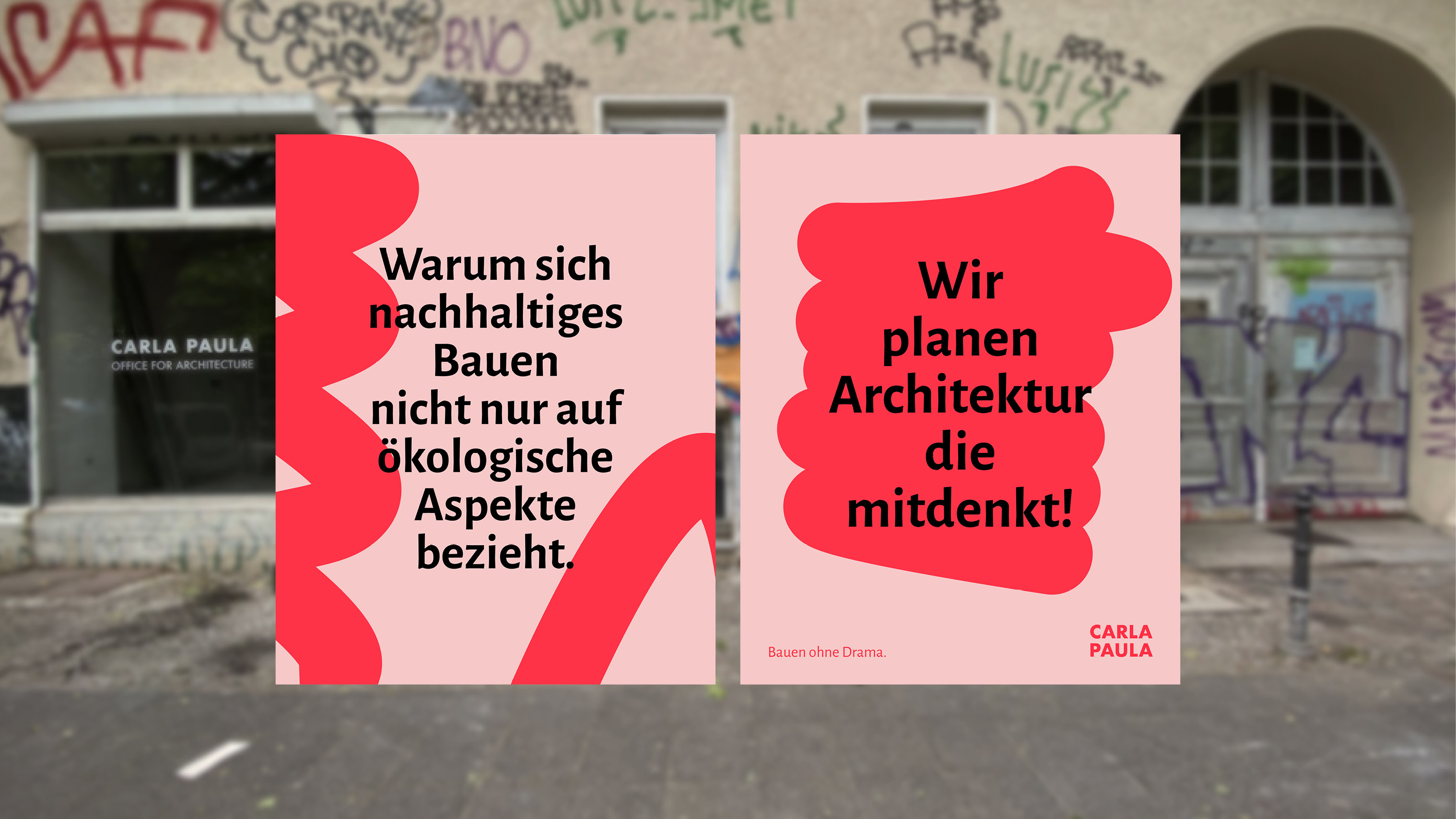studio morfin: Auszug aus der Markenstrategie und Contentstrategie für CARLA PAULA.Zwei Plakate vor einem Gebäude mit Graffiti; linkes Plakat erklärt nachhaltiges Bauen über ökologische Aspekte, rechtes betont Planung von Architektur mit ganzheitlichem Denken.