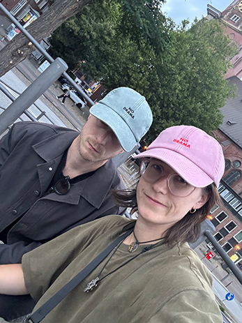 studio morfin, marcel mentzeöl und viviane rath mit den caps von CARLA PAULA