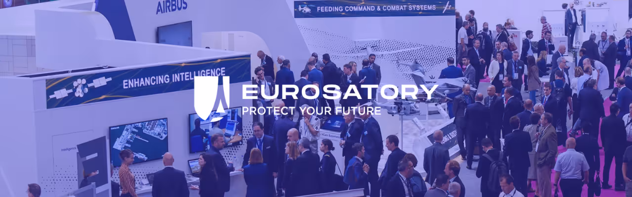 Salon Eurosatory avec foule de visiteurs et stands de systèmes de commandement et combat.