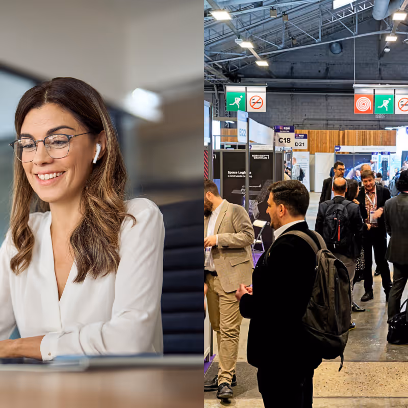 Femme souriante avec écouteurs, à gauche, et foule d'affaires en exposition à droite.