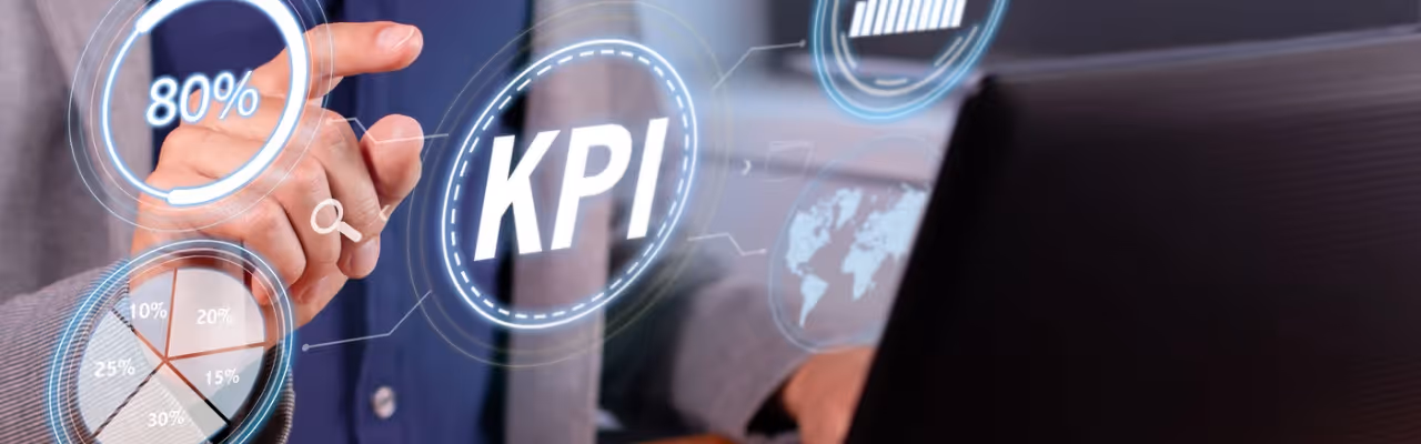 Homme touchant un écran virtuel avec graphiques et indicateurs de performance KPI affichés.