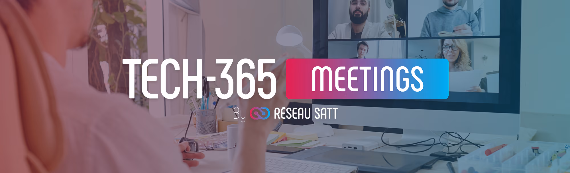 Personne vue de dos utilisant un ordinateur avec une réunion vidéo affichée à l'écran et le texte TECH-365 MEETINGS by RESEAU SATT en superposition.
