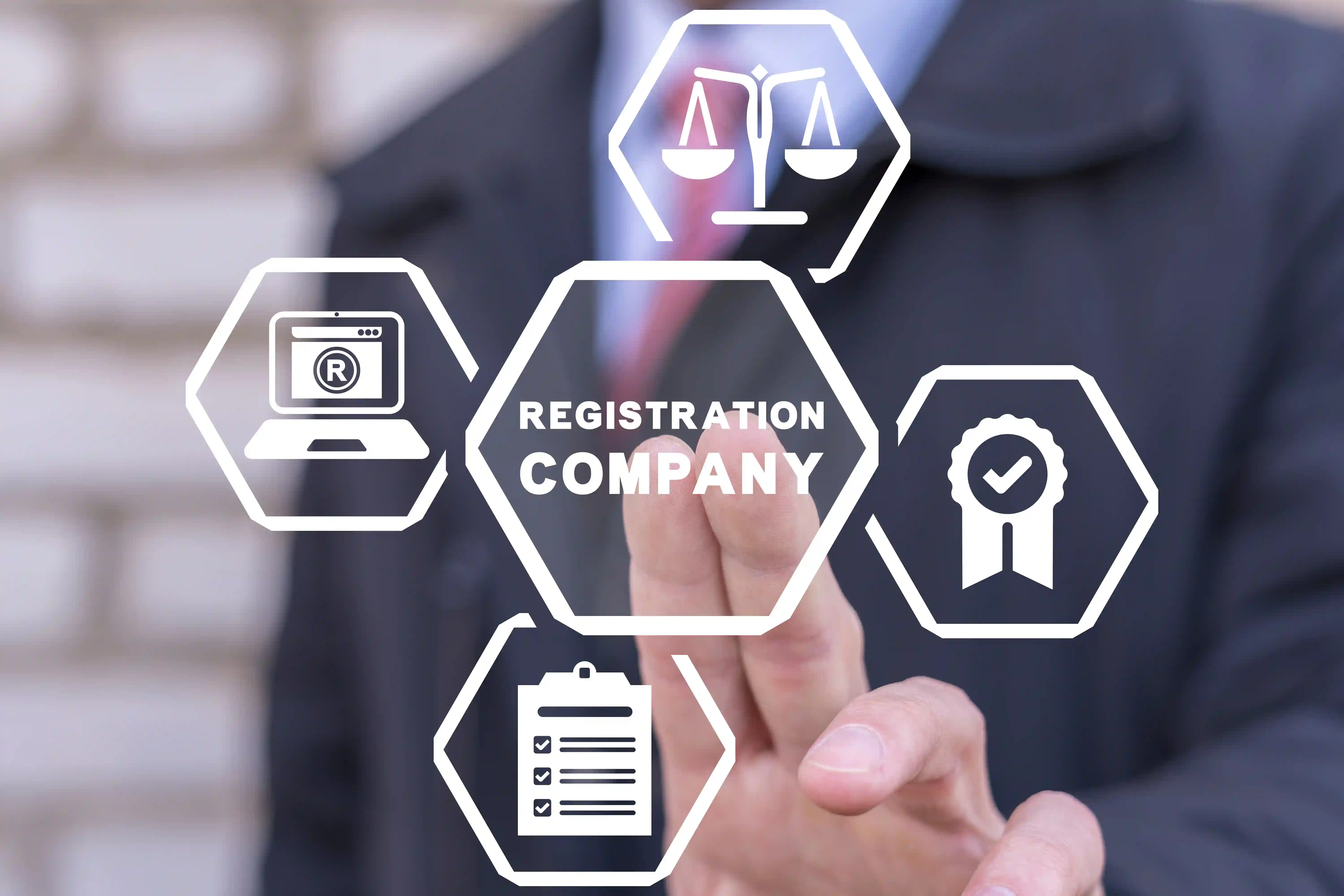 En forretningsmand i jakkesæt peger på en virtuel skærm med ikoner relateret til virksomhedsoprettelse, herunder lovgivning, registrering, varemærke, tjekliste og certificering – med teksten "Registration Company" i midten.