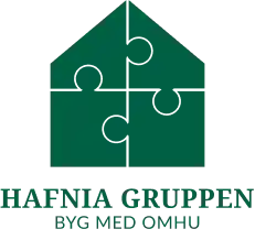 Firmaets logo viser et grønt husikon sammensat af fire puslespilsbrikker, som symboliserer samarbejde og sammenhæng. Under huset står firmanavnet "HAFNIA GRUPPEN" med store bogstaver og sloganet "BYG MED OMHU" nedenunder. Logoet signalerer et byggefirma med fokus på kvalitet, præcision og teamwork.