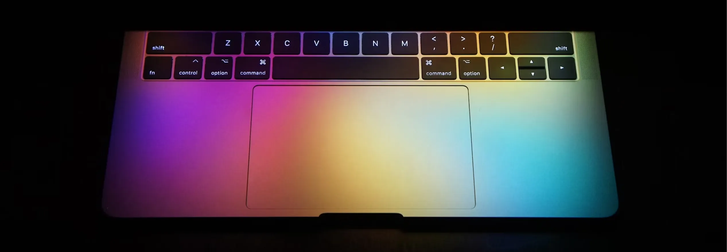 The keyboard of a laptop with QOSQO IT´s logo on it´s bottom left side