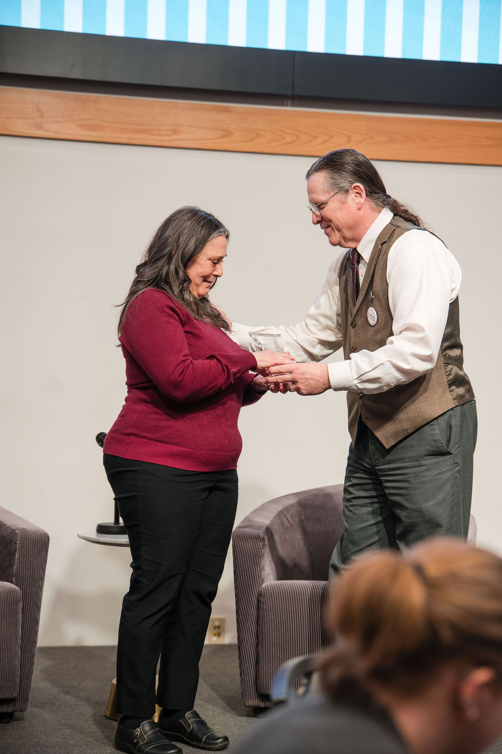 dave presenting kim with volunteer of the year award