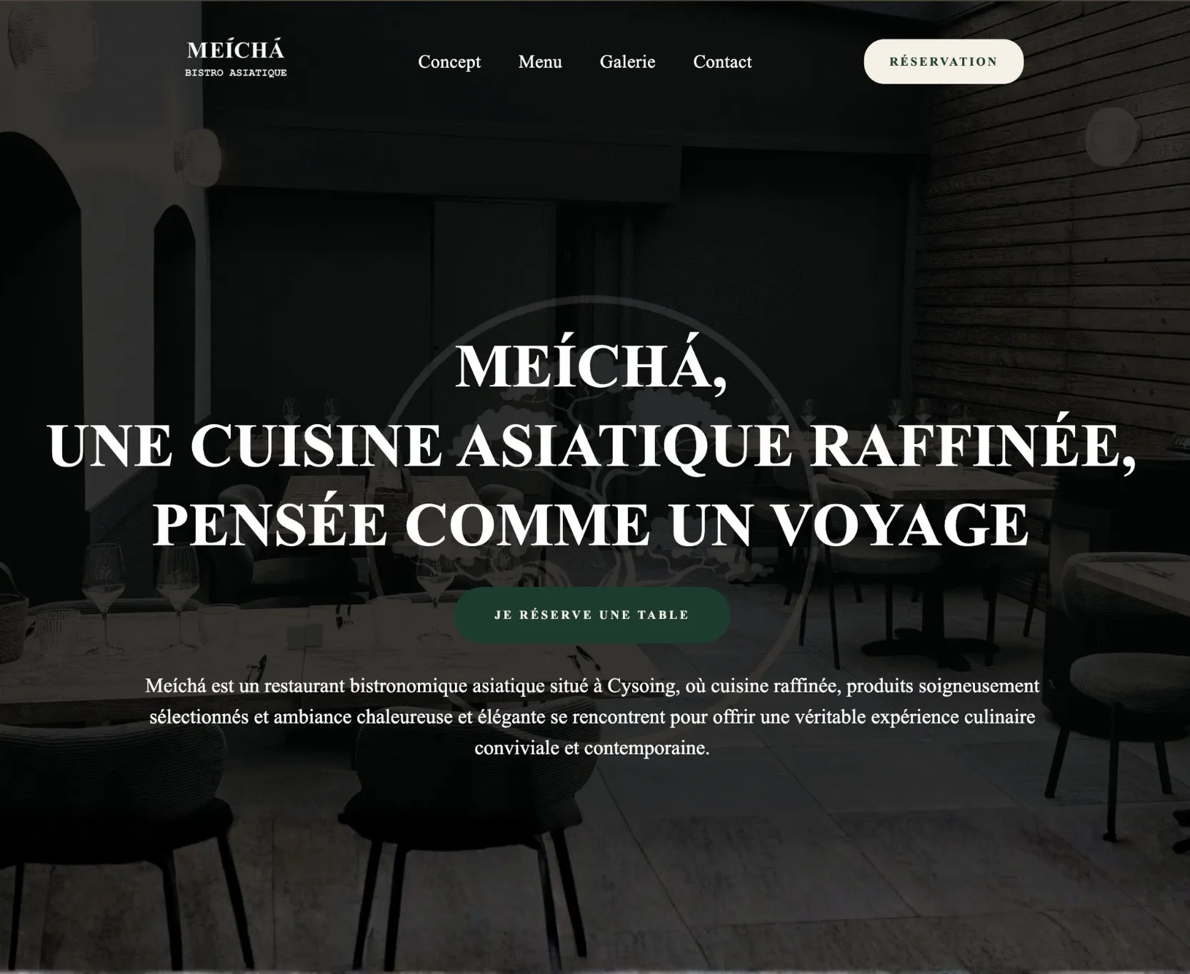 Page d'accueil du restaurant Meíchá avec un intérieur moderne et élégant ; texte présentant le restaurant comme une cuisine asiatique raffinée pensée comme un voyage, avec un bouton pour réserver une table.