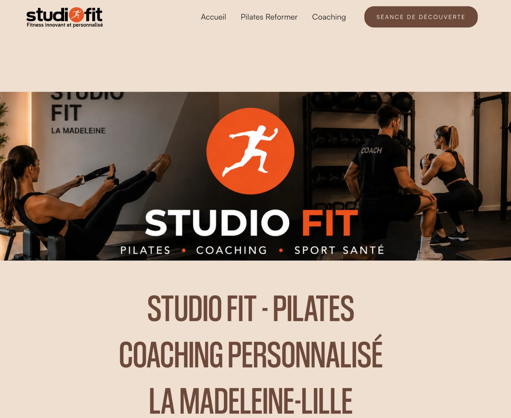 Image de la page d'accueil du site Studio Fit montrant deux femmes faisant des exercices de Pilates avec un coach masculin dans une salle de sport moderne, avec le logo Studio Fit et les mots Pilates, Coaching, Sport Santé visibles.