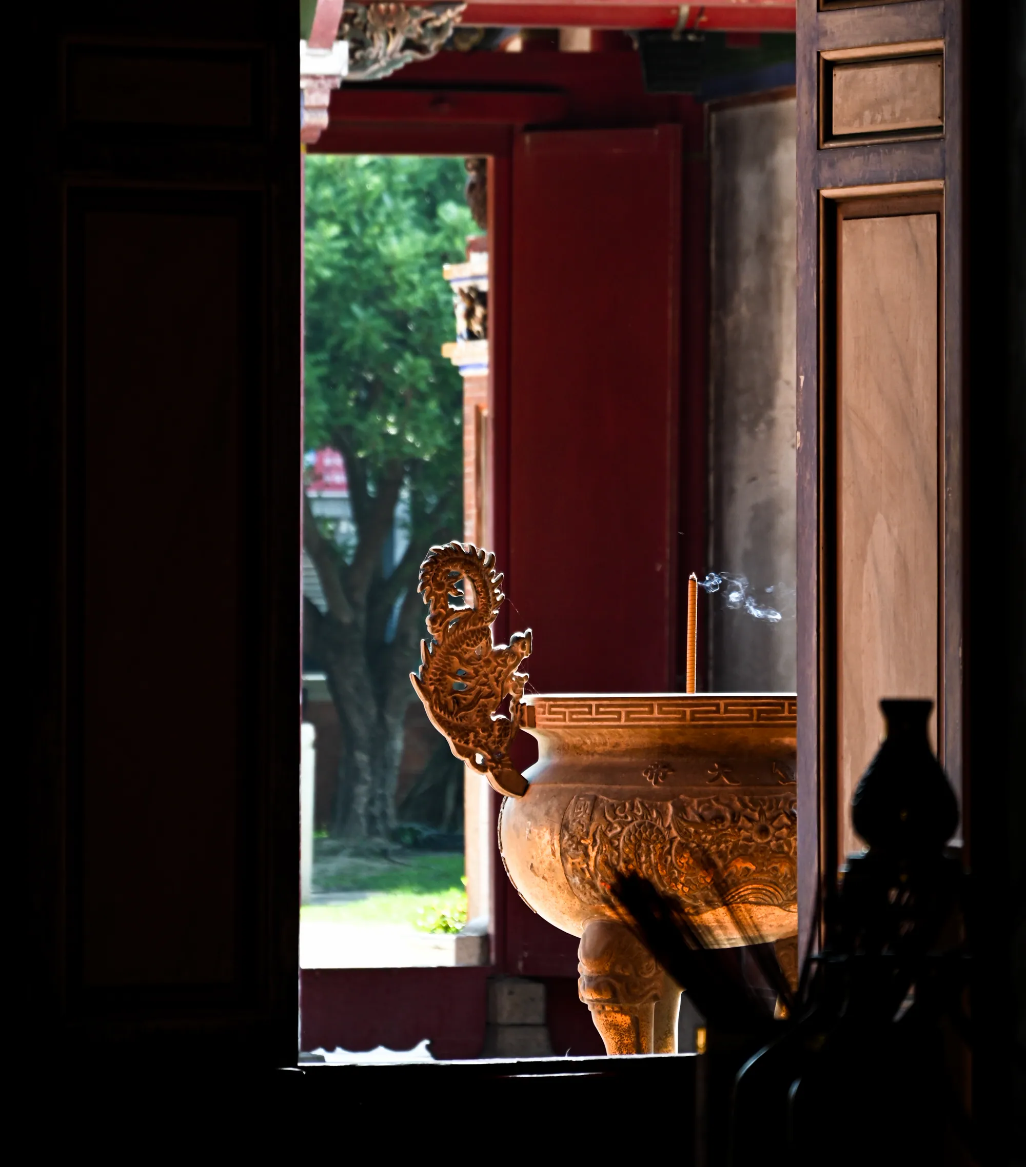 Through the Temple Door, Wun Liang (Taiwan)