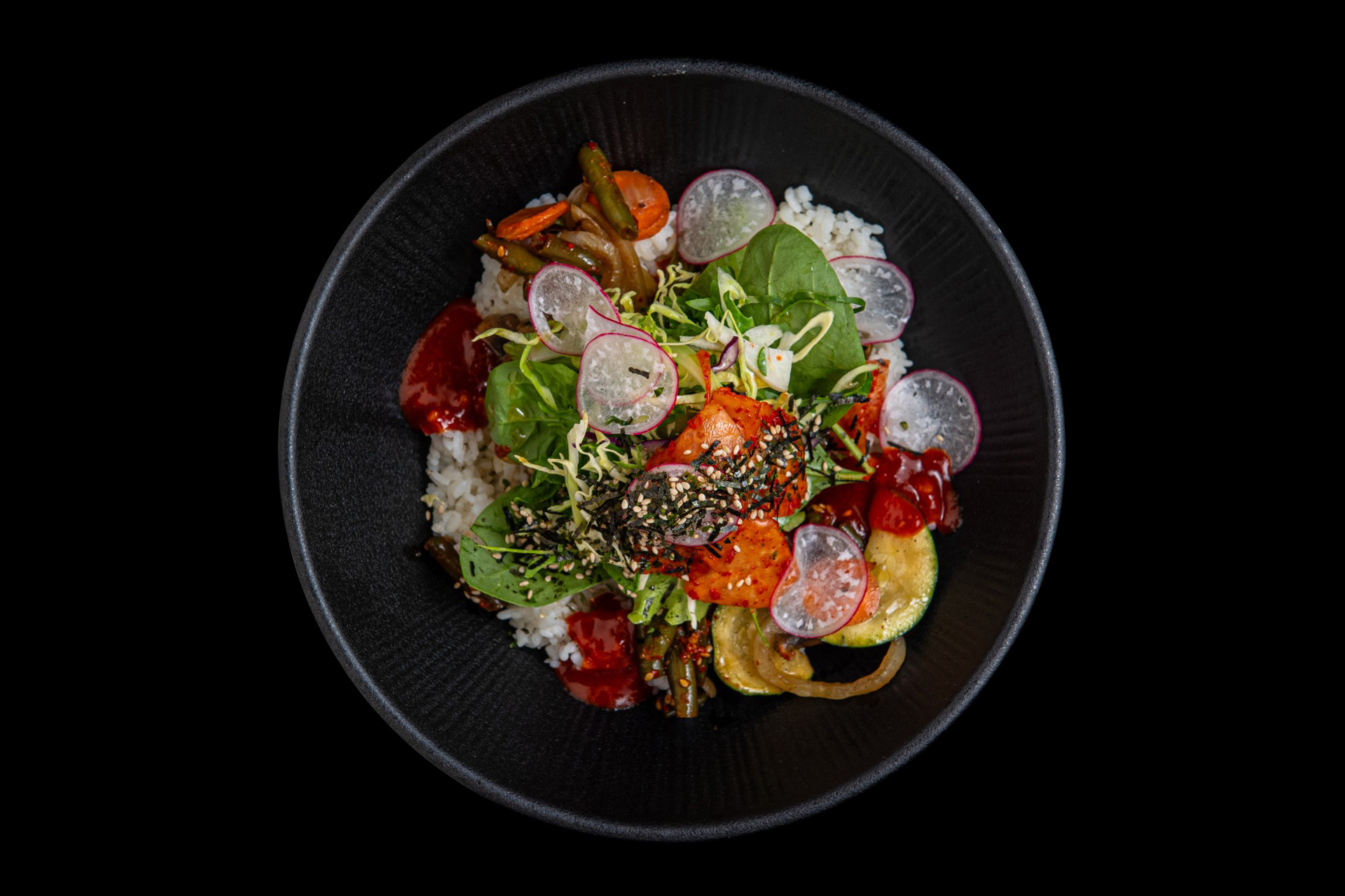 Vegan bibimbap – aurutatud riis hooajaliste köögiviljade, kimchi ja ubadega